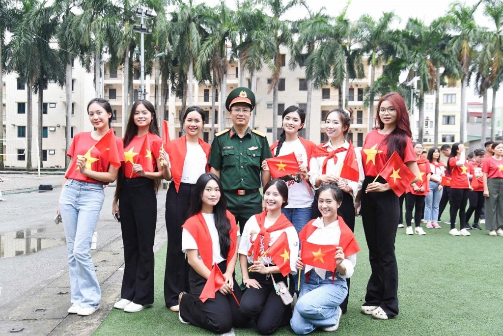 Sinh viên Học viện Báo chí và Tuyền truyền trong giờ nghỉ giải lao sau những giờ luyện tập