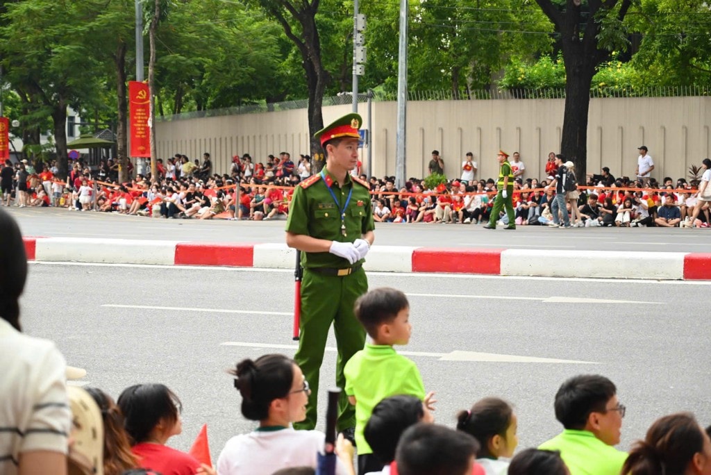 Không khí đông đúc nhưng trật tự, lực lượng công an – bảo vệ giữ gìn an toàn tuyệt đối.