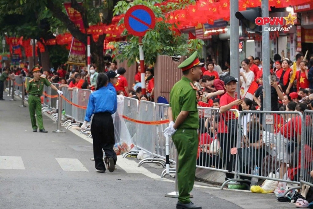 Nụ cười thân thiện của thanh niên tình nguyện khi đón rác từ tay người dân. Nụ cười thân thiện của thanh niên tình nguyện khi đón rác từ tay người dân.
