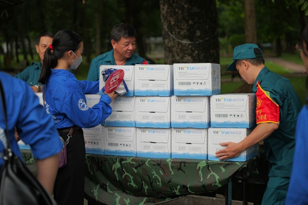 Hà Nội phát hàng nghìn chai nước, hộp sữa phục vụ đại lễ A80