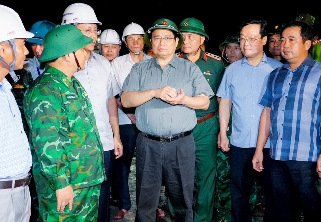 Thủ tướng Phạm Minh Chính yêu cầu di dời người dân trên các tàu thuyền, lồng bè