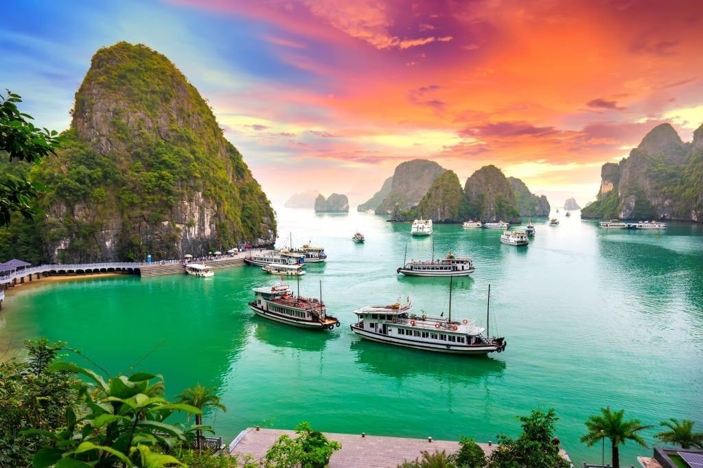 Quảng Ninh tạm dừng cấp phép các hoạt động tham quan, lưu trú trên biển 