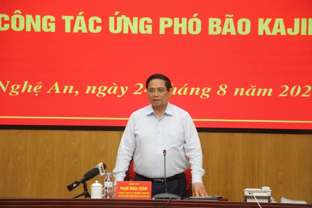 Thủ tướng nêu rõ, công tác chuẩn bị phải kỹ lưỡng, từ sớm từ xa, ngay từ khi mà bão chưa vào - Ảnh VGP/Nhật Bắc