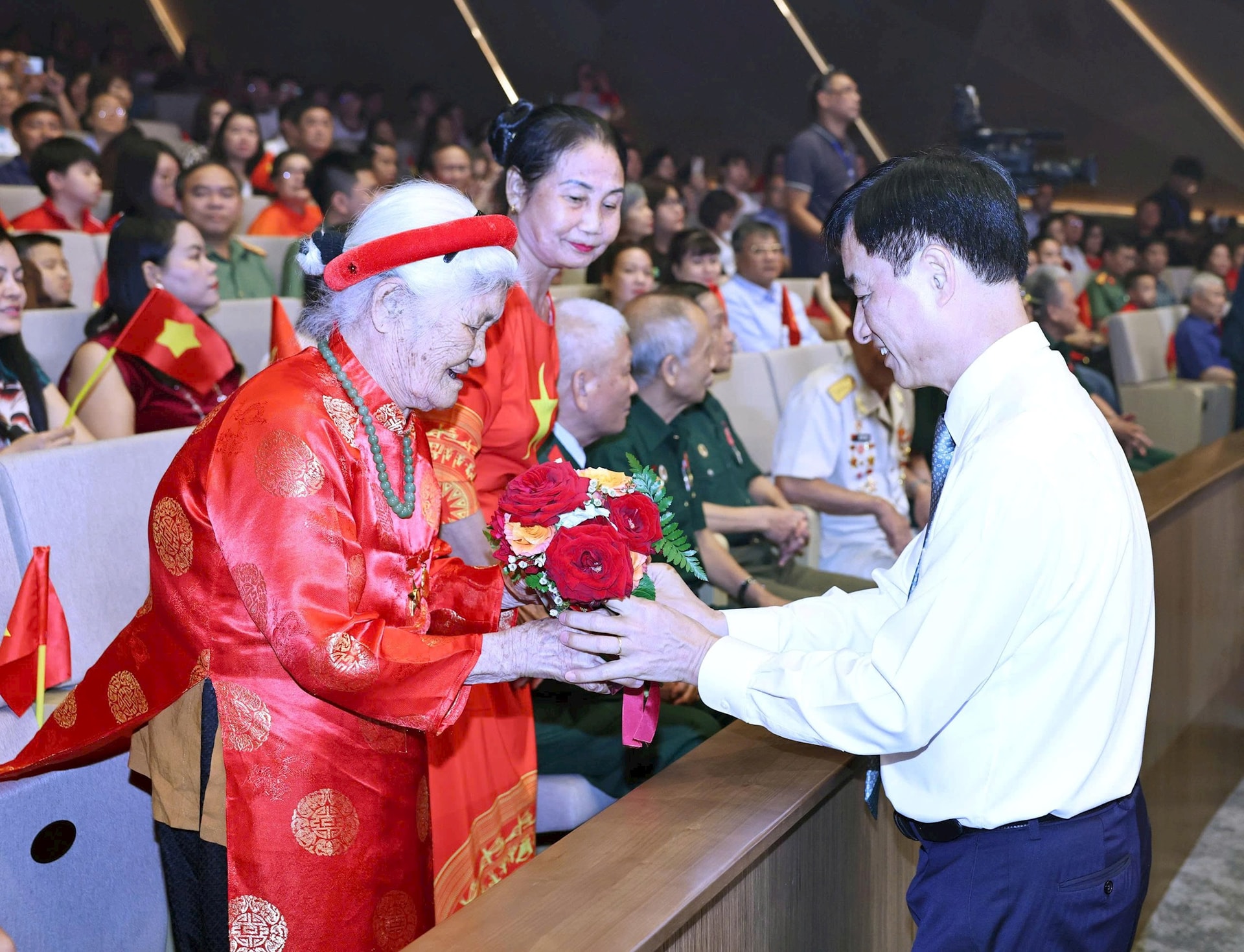 tang-qua-sdl.jpg