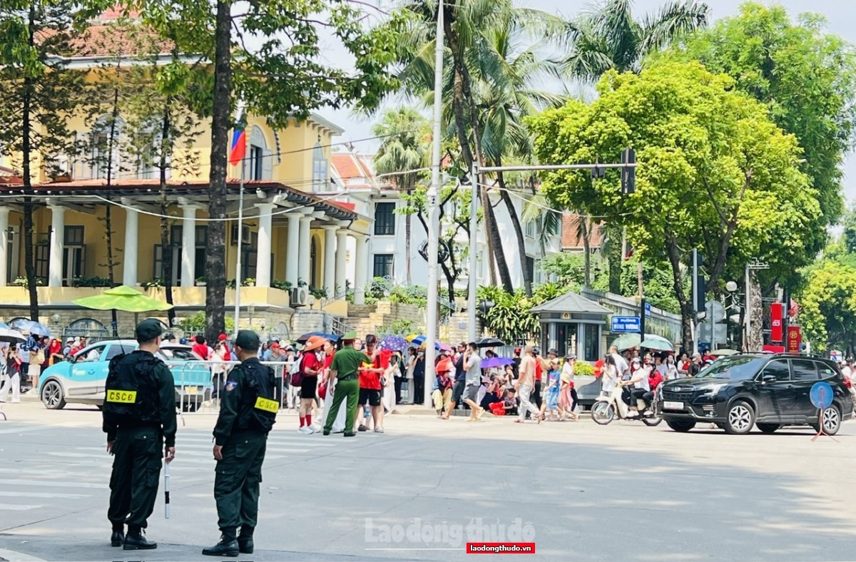 Người dân và du khách nô nức về Thủ đô, xem hợp luyện diễu binh và thăm các di tích lịch sử