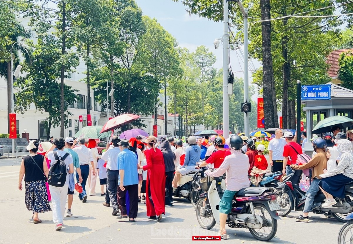 Người dân và du khách nô nức về Thủ đô, xem hợp luyện diễu binh và thăm các di tích lịch sử