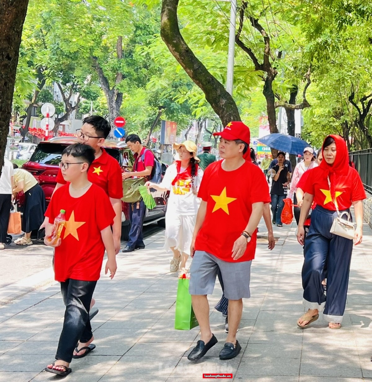 Người dân và du khách nô nức về Thủ đô, xem hợp luyện diễu binh và thăm các di tích lịch sử