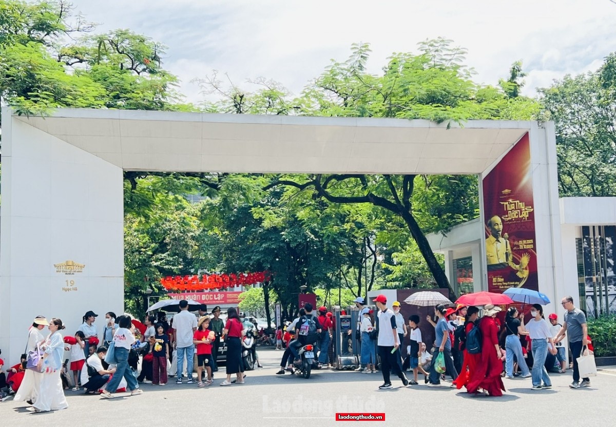 Người dân và du khách nô nức về Thủ đô, xem hợp luyện diễu binh và thăm các di tích lịch sử
