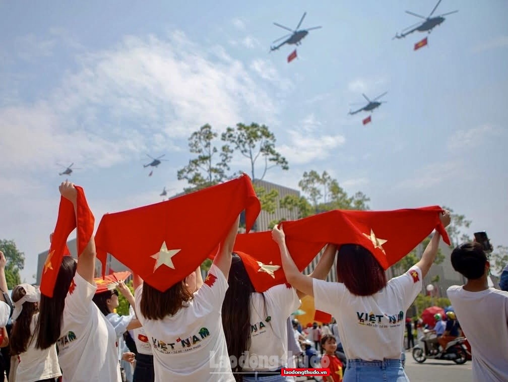 Hàng nghìn người dân vượt nắng, thắng mưa theo dõi buổi hợp luyện diễu binh, diễu hành chiều 24/8