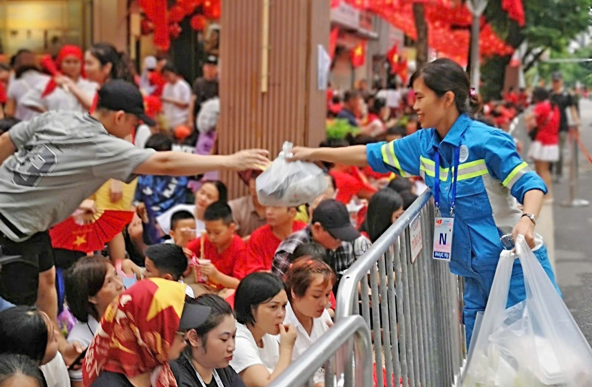 cong-nhan-cong-ty-tnhh-mot-thanh-vien-moi-truong-do-thi-ha-noi-den-khu-vuc-nguoi-dan-cho-xem-hop-luyen-thu-gom-rac-thai.-anh-duc-hiep.jpg