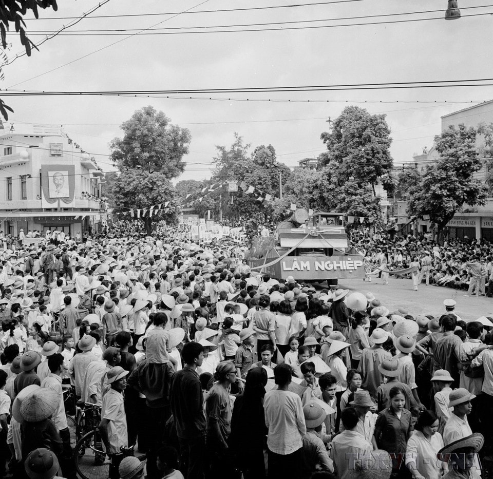 Các khối quần chúng diễu hành trên đường phố Hà Nội trong ngày 2/9/1975. (Ảnh: TTXVN)