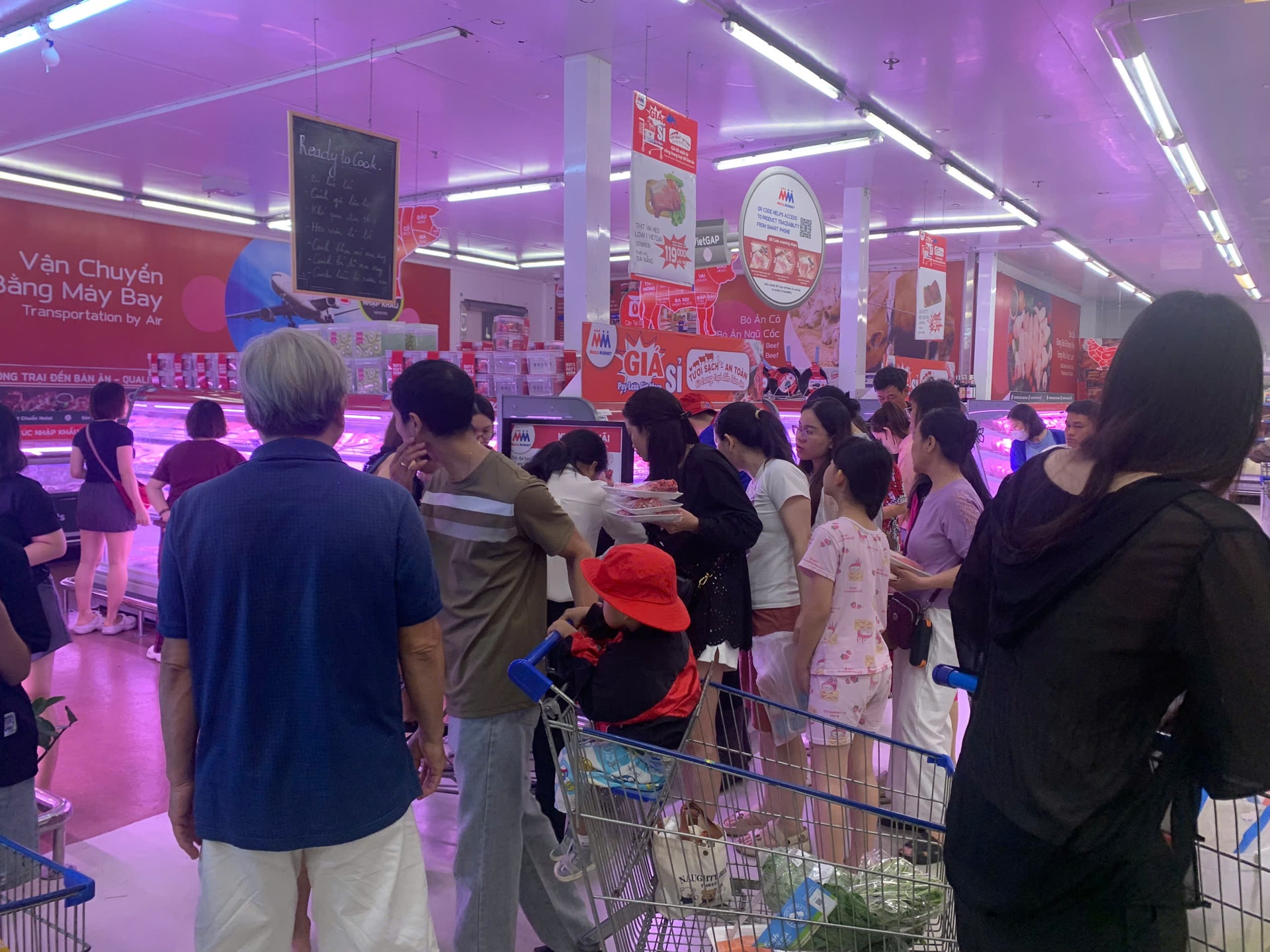 25-8-mm-mega-market-da-nang-doi-dao-hang-hoa-phuc-vu-khach-hang.jpg