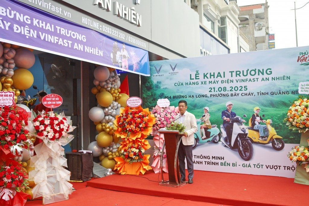Ông Hoàng Hà, Phó Tổng Giám đốc Kinh doanh xe máy điện VinFast phát biểu tại lễ khai trương cửa hàng