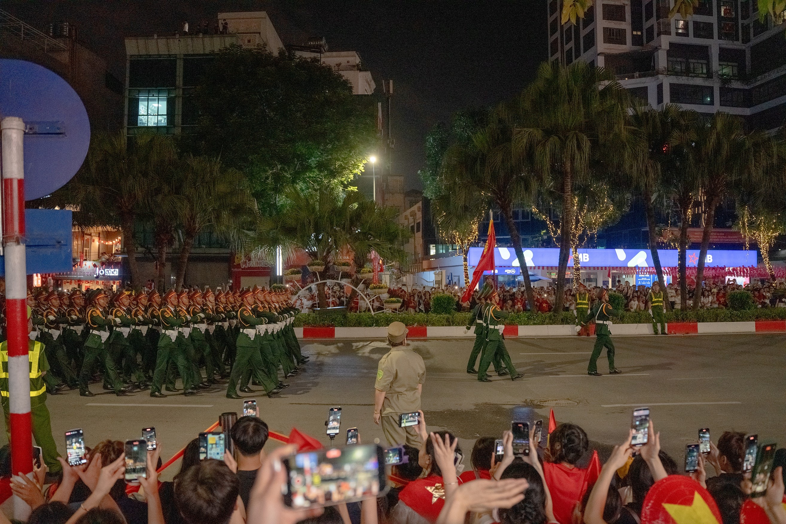 Các đoàn diễu binh, diễu hành được người dân chào đón trong ngày tổng hợp luyện thứ 2