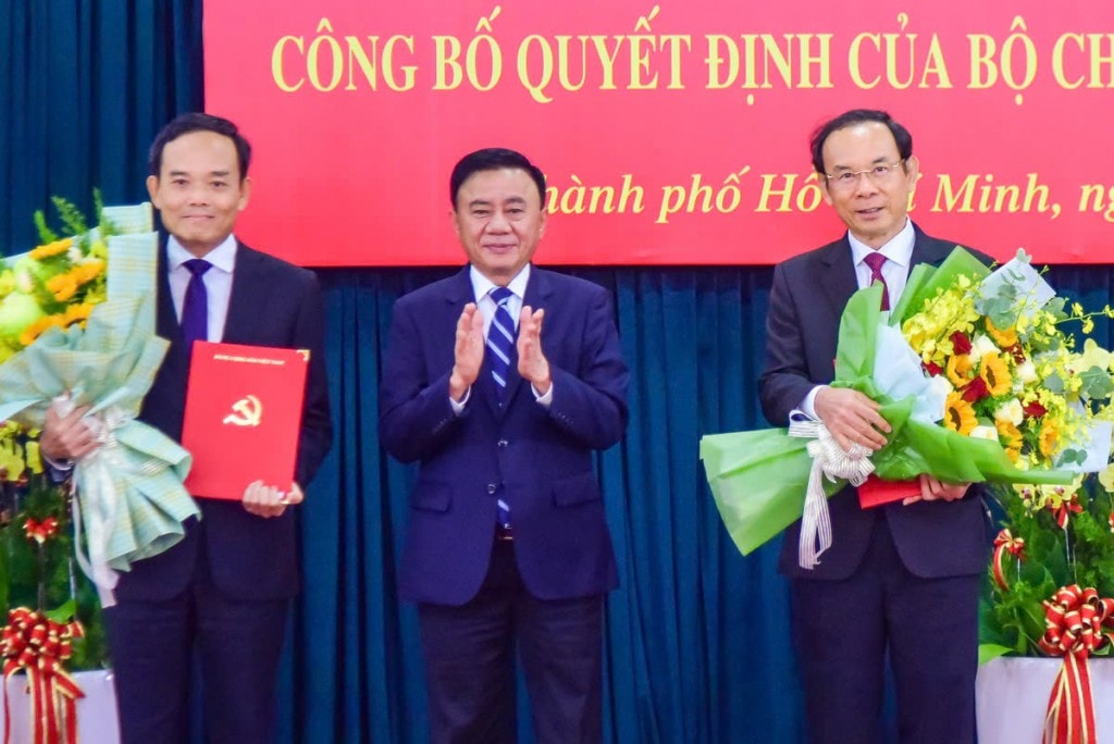 Thường trực Ban Bí thư Trần Cẩm Tú tặng hoa chúc mừng 2 đồng chí Nguyễn Văn Nên và Trần Lưu Quang