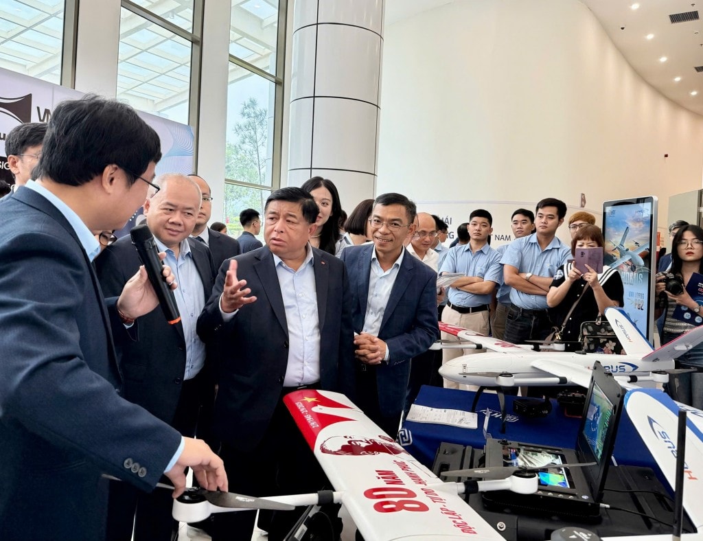 Phó Thủ tướng Nguyễn Chí Dũng thăm trưng bày một số sản phẩm công nghệ đặc sắc trong khuôn khổ lễ công bố thành lập 3 mạng lưới đổi mới sáng tạo và chuyên gia ngành công nghệ chiến lược - Ảnh: VGP/Minh Ngọc Phó Thủ tướng Nguyễn Chí Dũng thăm trưng bày một số sản phẩm công nghệ đặc sắc trong khuôn khổ lễ công bố thành lập 3 mạng lưới đổi mới sáng tạo và chuyên gia ngành công nghệ chiến lược - Ảnh: VGP/Minh Ngọc