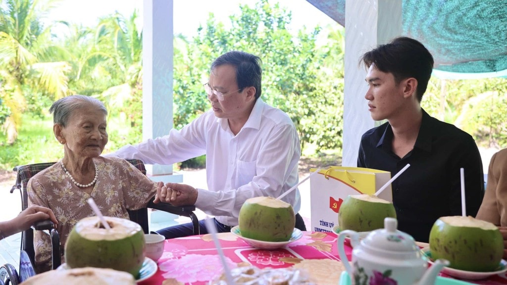 Phó Bí thư Tỉnh ủy, Chủ tịch Ủy ban MTTQVN tỉnh Lê Văn Hẳn thăm hỏi tình hình sức khỏe Mẹ Việt Nam Anh hùng Đoàn Thị Mãnh tại ấp 7, xã Càng Long Phó Bí thư Tỉnh ủy, Chủ tịch Ủy ban MTTQVN tỉnh Lê Văn Hẳn thăm hỏi tình hình sức khỏe Mẹ Việt Nam Anh hùng Đoàn Thị Mãnh tại ấp 7, xã Càng Long
