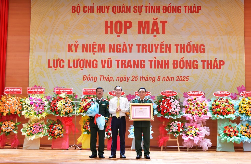Chủ tịch UBND tỉnh Đồng Tháp Trần Trí Quang trao Bằng khen cho Bộ Chỉ huy Quân sự tỉnh Đồng Tháp.