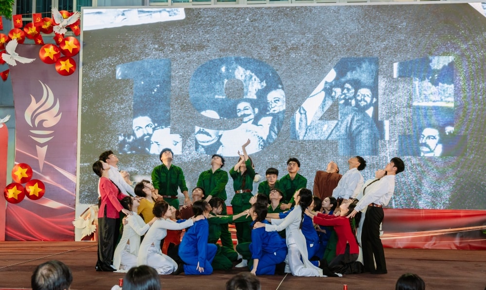 Chạm quá khứ - Viết tiếp tương lai