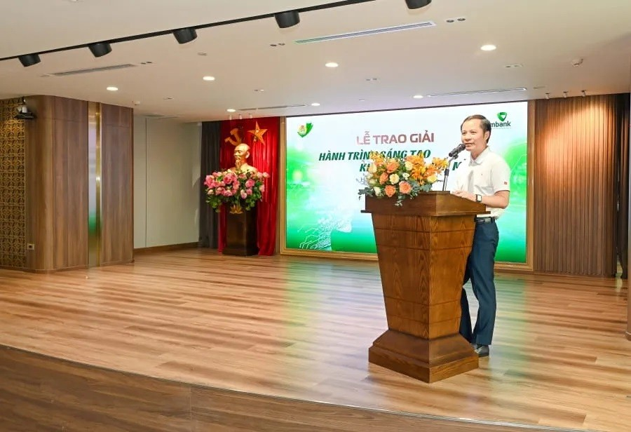 Đồng chí Lê Hoàng Tùng - Phó Tổng giám đốc Vietcombank chia sẻ tại buổi lễ