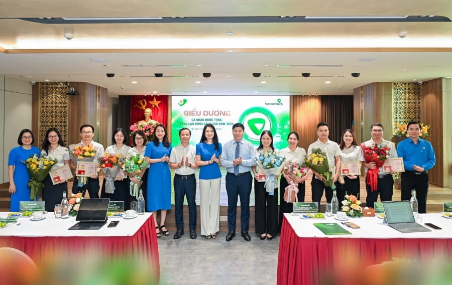Ban lãnh đạo Vietcombank và đại diện Công đoàn Ngân hàng Việt Nam, Công đoàn Vietcombank chụp ảnh lưu niệm cùng 10 cán bộ được TLĐLĐVN trao tặng “Bằng Lao động sáng tạo” năm 2024
