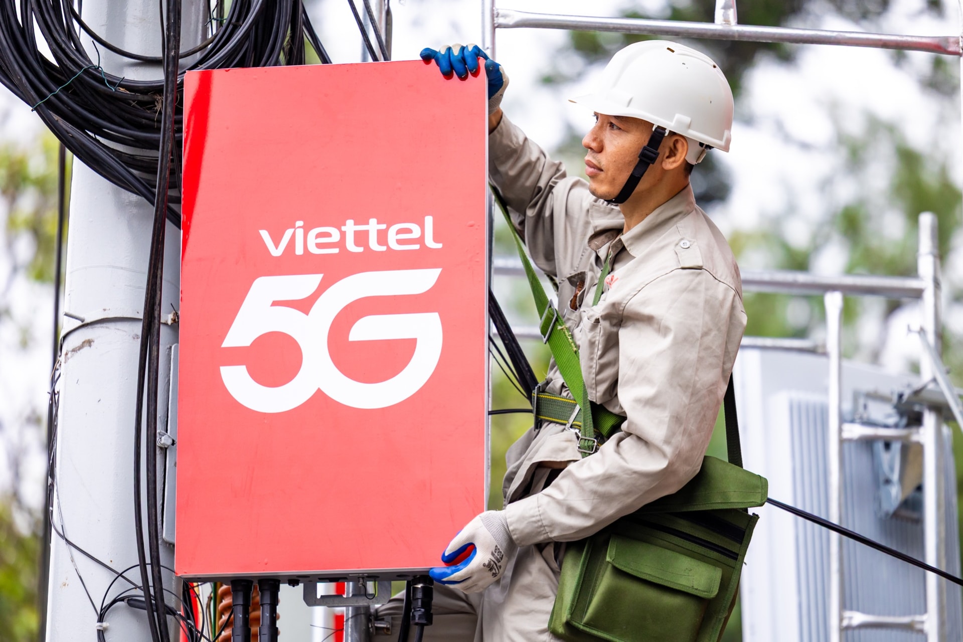 Viettel tăng cường lắp trạm phục vụ Đại lễ. Ảnh: Lê Minh Sơn
