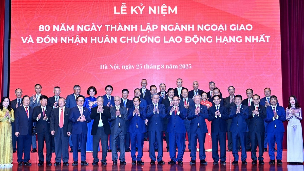 Tổng Bí thư Tô Lâm chụp ảnh lưu niệm cùng lãnh đạo Bộ Ngoại giao và các đại biểu