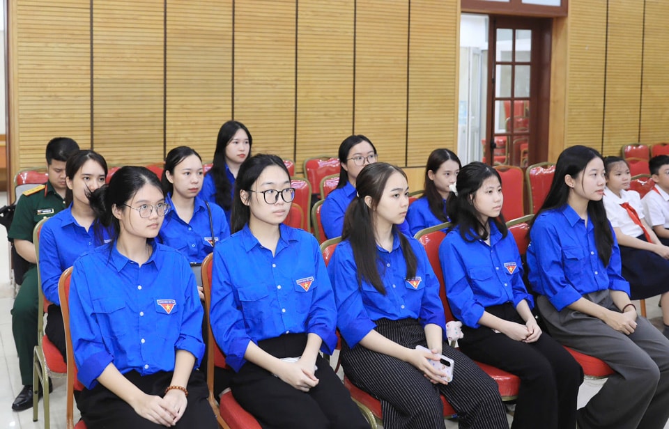Các đoàn viên, thanh niên chăm chú lắng nghe các nhân chứng, nhà nghiên cứu chia sẻ tại tọa đàm. Ảnh: Quang Thái