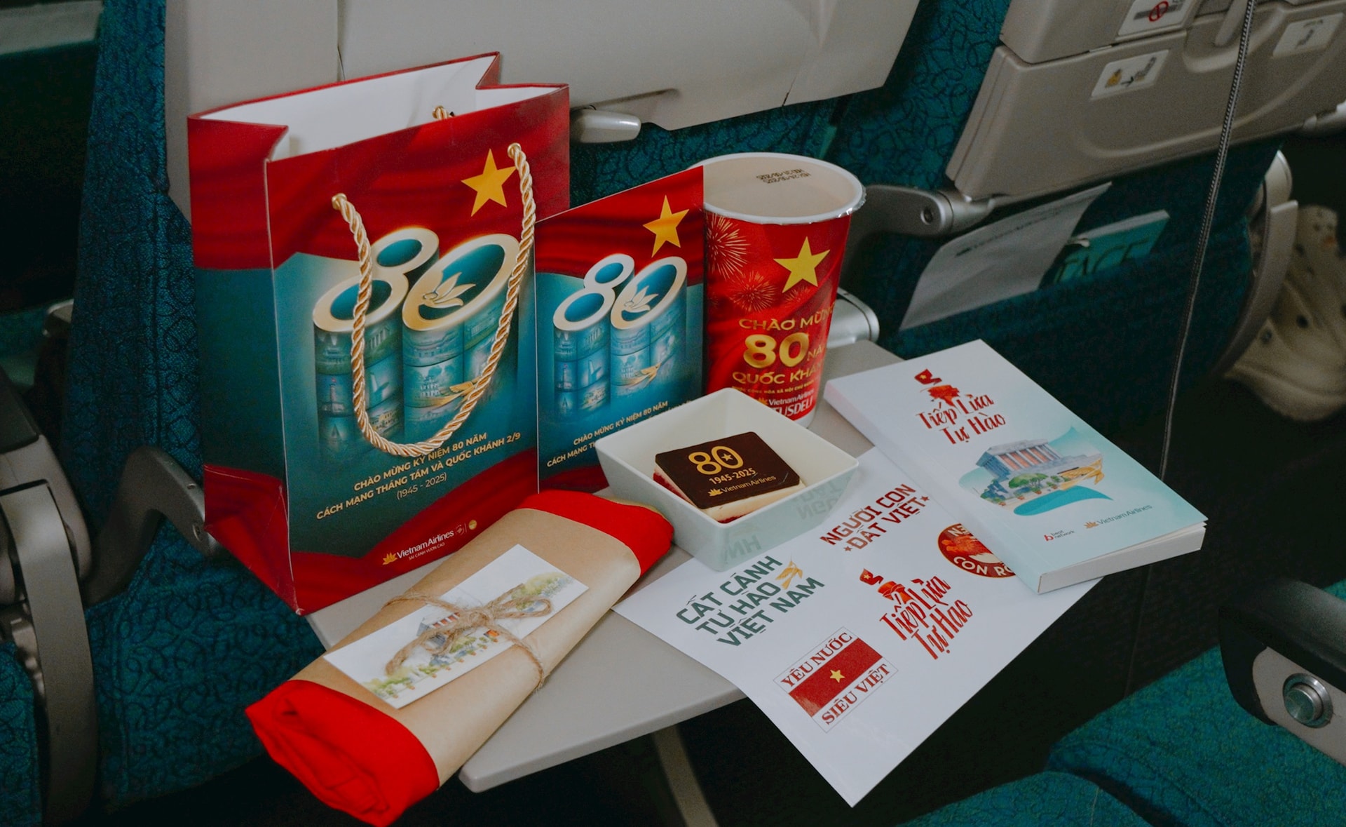 4.-qua-luu-niem-dac-biet-khan-quang-co-do-sao-vang-va-so-tay-ha-noi-tiep-lua-tu-hao-.jpg