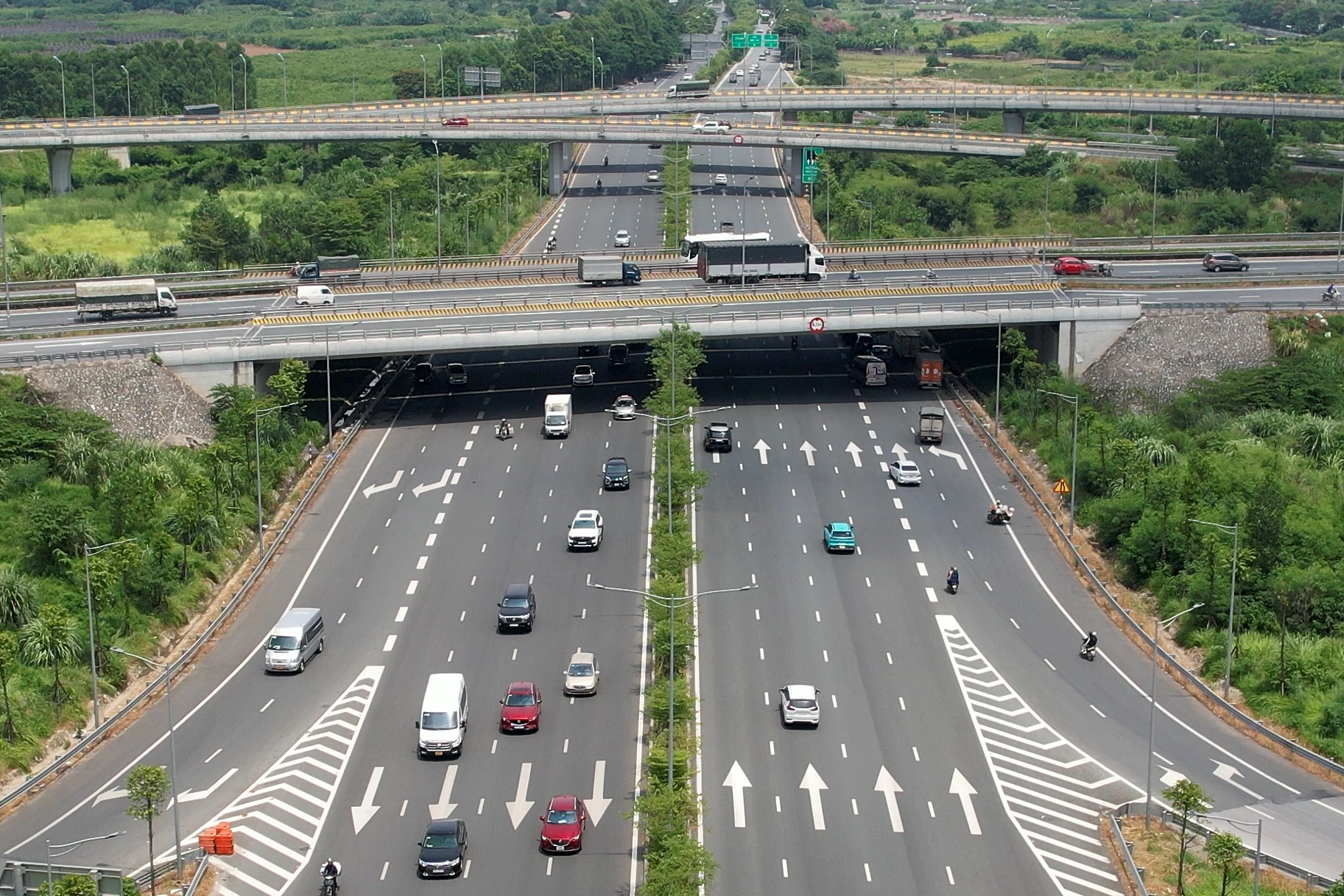 Hạ tầng giao thông của đất nước ngày càng phát triển. Ảnh: Tạ Hải