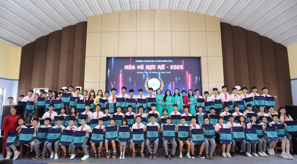 HS tham dự rất vui khi được đón nhận những chiếc ba lô mang lo go của ngôi trường mới tròn 1 năm thành lập