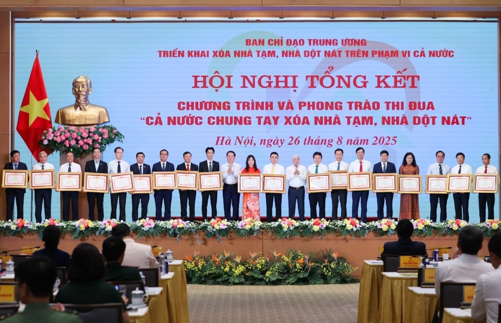 Chủ tịch Uỷ ban Trung ương MTTQ Việt Nam Đỗ Văn Chiến và Trưởng Ban Tuyên giáo và Dân vận Trung ương Nguyễn Trọng Nghĩa trao Bằng khen của Thủ tướng Chính phủ cho các tập thể có thành tích xuất sắc trong Phong trào thi đua “Cả nước chung tay xóa nhà tạm, nhà dột nát” - Ảnh: VGP/Nhật Bắc