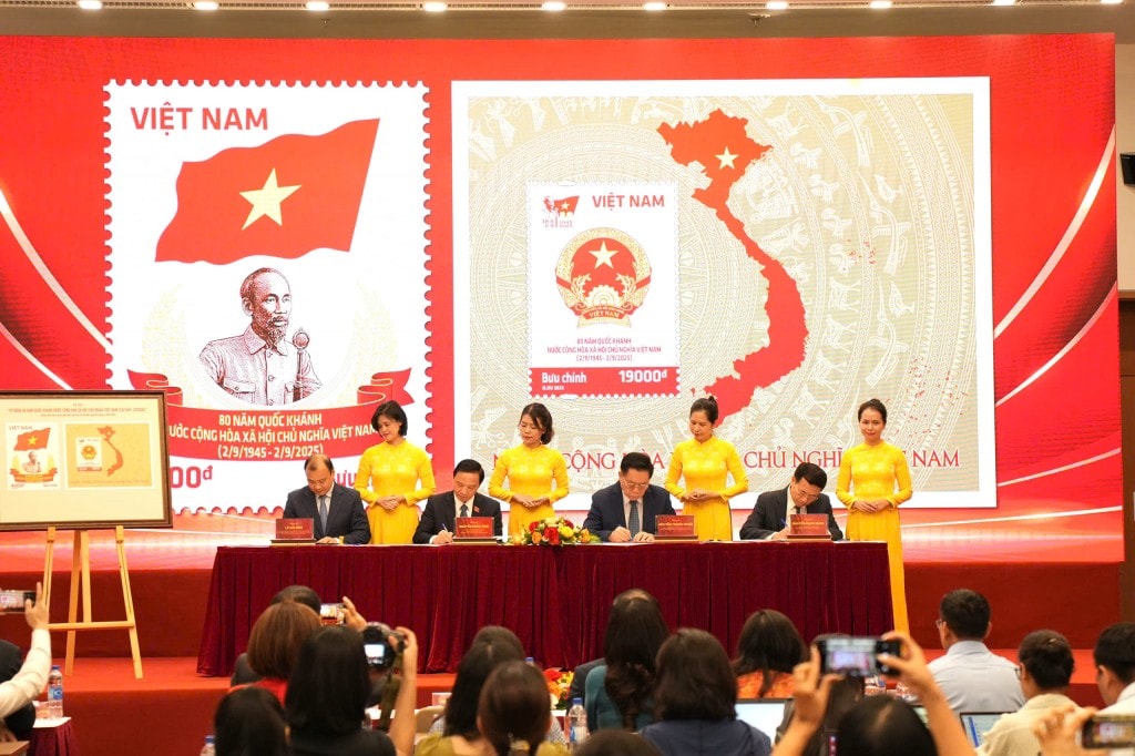Phát hành đặc biệt bộ tem bưu chính kỷ niệm 80 năm ngày Quốc khánh Phát hành đặc biệt bộ tem bưu chính kỷ niệm 80 năm ngày Quốc khánh
