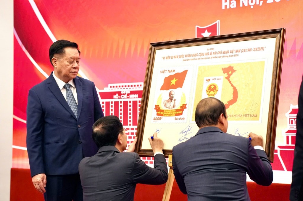 Phát hành đặc biệt bộ tem bưu chính kỷ niệm 80 năm ngày Quốc khánh Phát hành đặc biệt bộ tem bưu chính kỷ niệm 80 năm ngày Quốc khánh