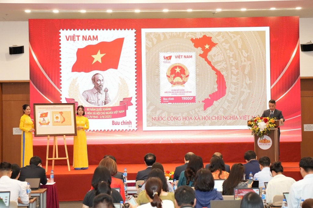 Phát hành đặc biệt bộ tem bưu chính kỷ niệm 80 năm ngày Quốc khánh Phát hành đặc biệt bộ tem bưu chính kỷ niệm 80 năm ngày Quốc khánh
