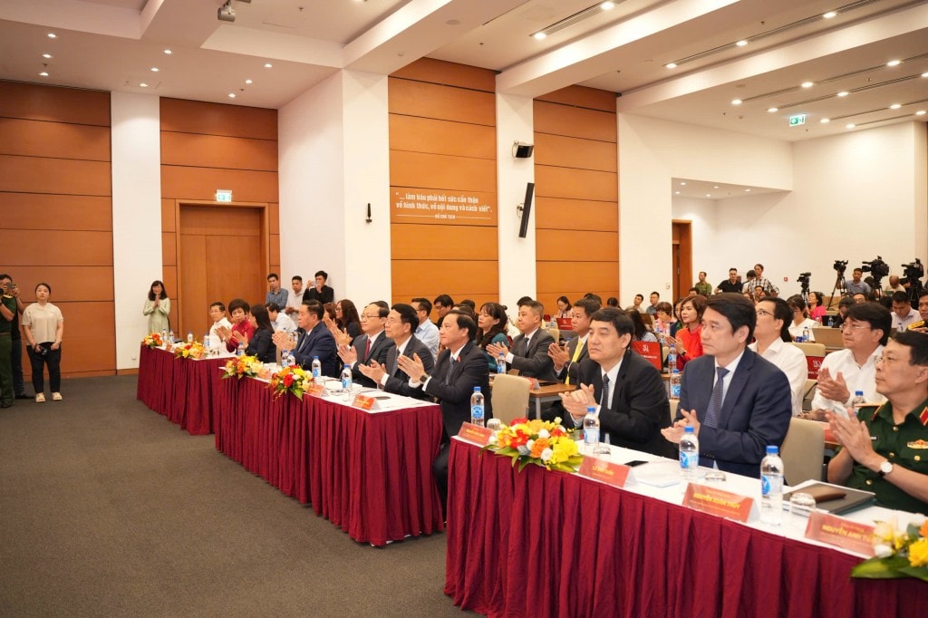 Phát hành đặc biệt bộ tem bưu chính kỷ niệm 80 năm ngày Quốc khánh Phát hành đặc biệt bộ tem bưu chính kỷ niệm 80 năm ngày Quốc khánh