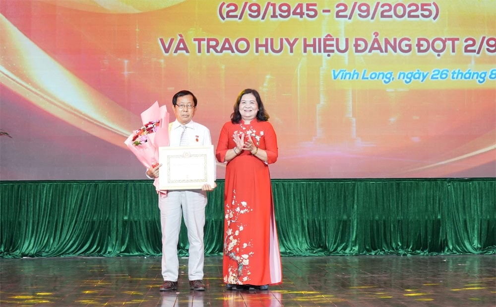 Phó Bí thư Thường trực Tỉnh ủy Hồ Thị Hoàng Yến trao Huy hiệu 60 năm tuổi đảng cho đảng viên