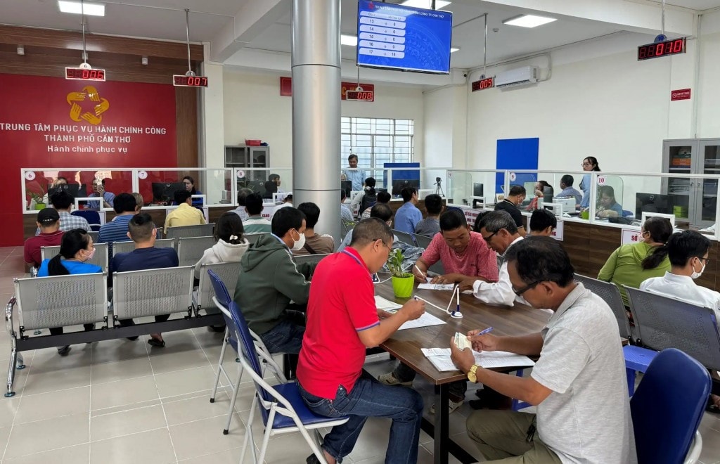 Người dân đến làm thủ tục hành chính tại Trung tâm Phục vụ hành chính công thành phố Cần Thơ