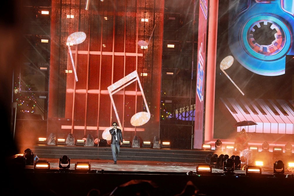 “Việt Nam trong tôi”: concert bùng nổ dưới mưa