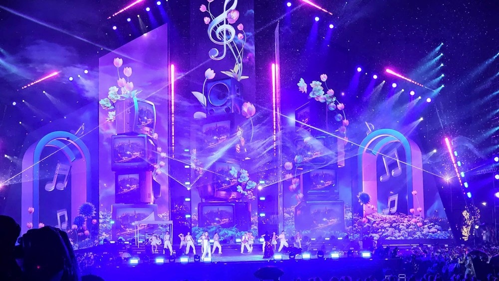 “Việt Nam trong tôi”: concert bùng nổ dưới mưa