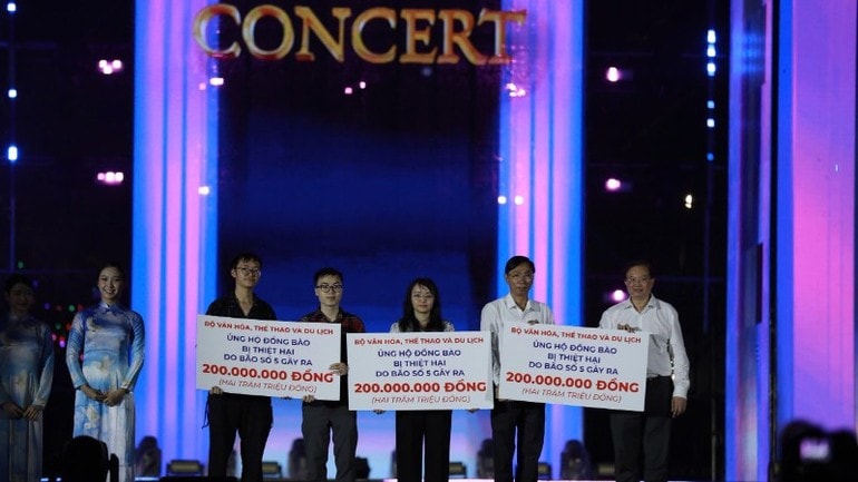 “Việt Nam trong tôi”: Concert bùng nổ dưới mưa