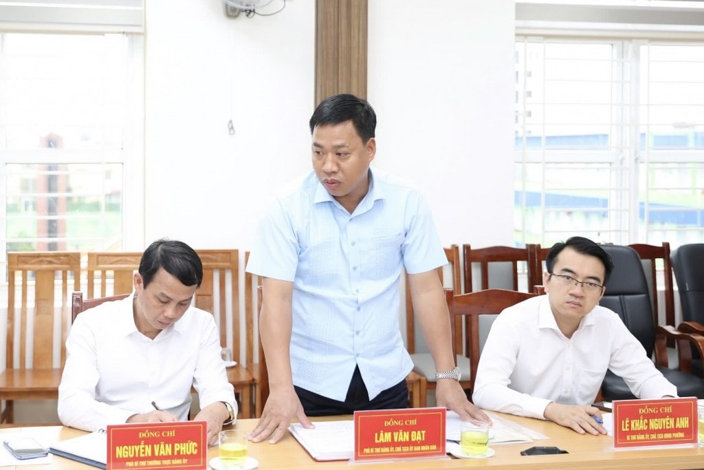Đồng chí Lâm Văn Đạt, Chủ tịch UBND phường phát biểu tại buổi họp