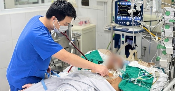 Mắc cúm A dai dẳng 3 tuần không khỏi, phổi của người đàn ông trắng xóa 2 bên, phải đặt ECMO gấp- Ảnh 2. Bác sĩ thăm khám cho bệnh nhân mắc cúm A.