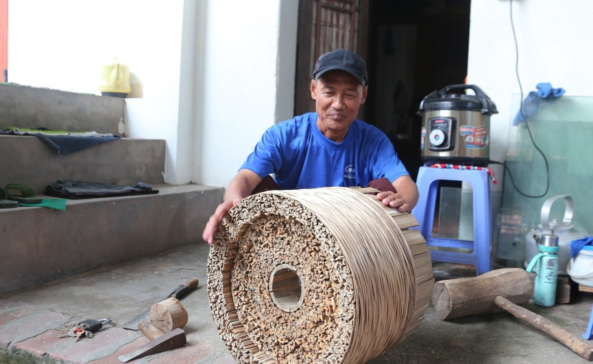 Bài 2: Những người kể sử làng