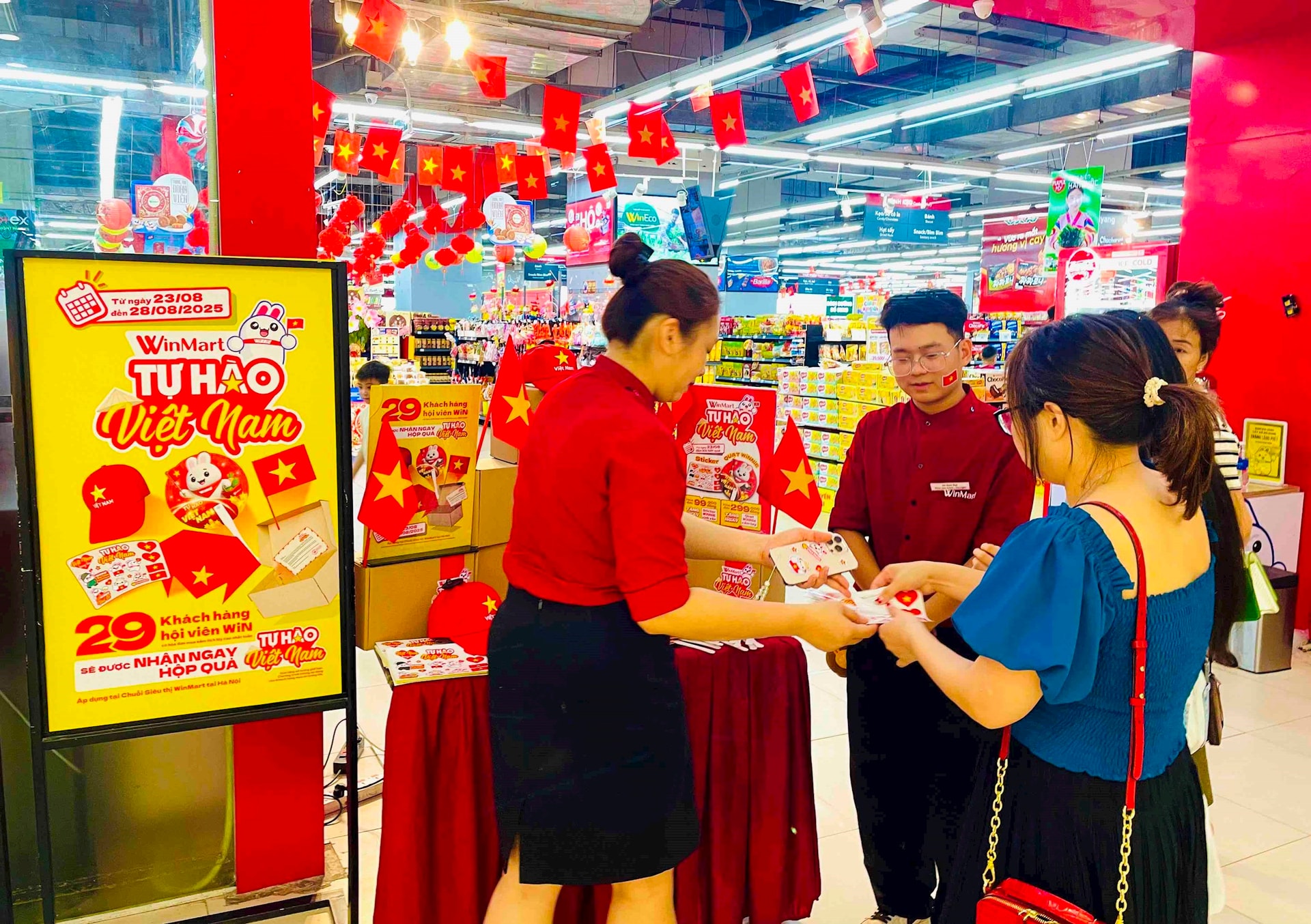 hop-qua-tu-hao-viet-nam-duoc-trao-den-khach-hang.jpg