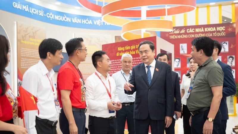 El presidente de la Asamblea Nacional, Tran Thanh Man, inspecciona los preparativos de la exposición «Historia y Misión de la Asamblea Nacional de Vietnam». (Foto: DUY LINH)