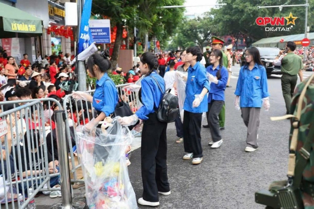 Các bạn trẻ khoác áo xanh, đeo găng tay, mang túi rác trong suốt, cần mẫn gom từng chai nước, túi nilon. Các bạn trẻ khoác áo xanh, đeo găng tay, mang túi rác trong suốt, cần mẫn gom từng chai nước, túi nilon.