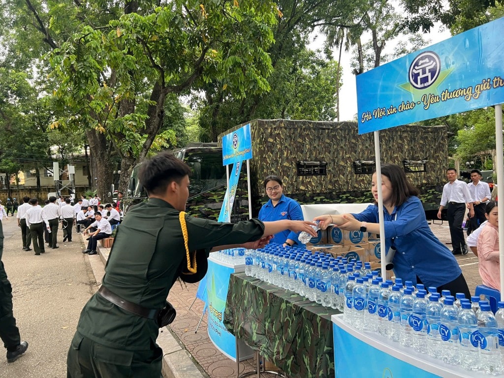 Nụ cười rạng rỡ của tình nguyện viên khi tiếp sức cho lực lượng làm nhiệm vụ Nụ cười rạng rỡ của tình nguyện viên khi tiếp sức cho lực lượng làm nhiệm vụ