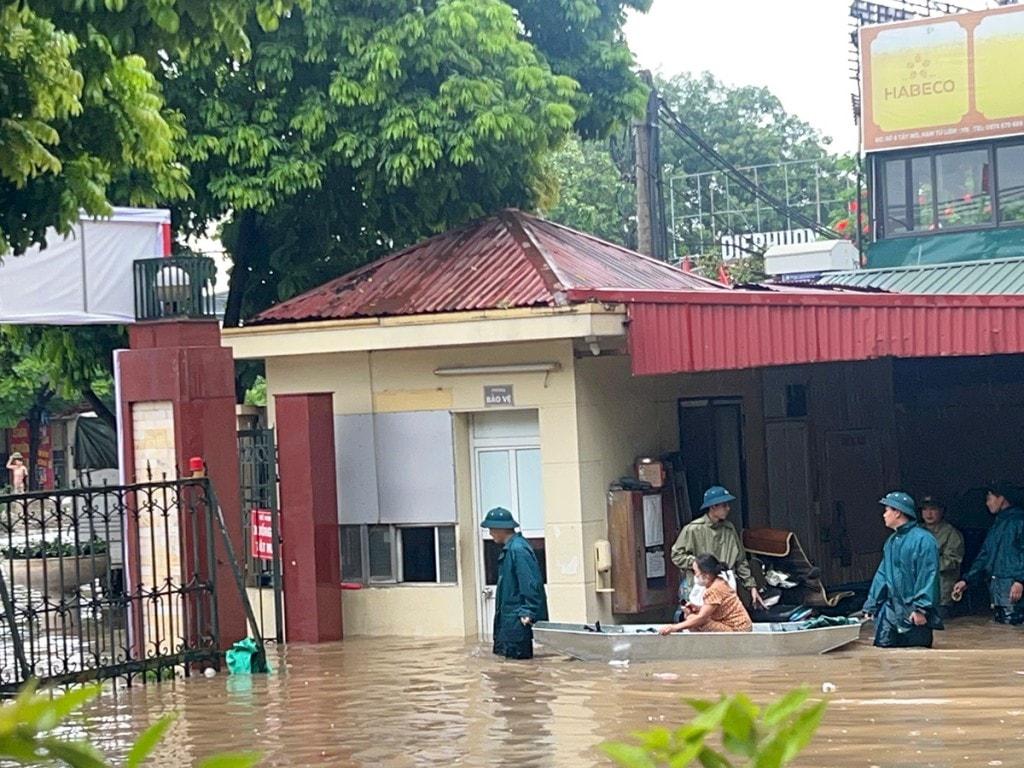 Các lực lượng phường Tây Mỗ khẩn trương hỗ trợ nhân dân ứng phó ngập úng