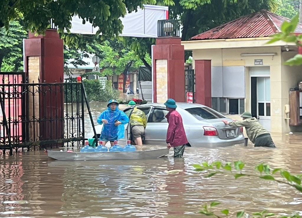 Hỗ trợ sơ tán dân, di chuyển tài sản, phương tiện lên nơi cao ráo
